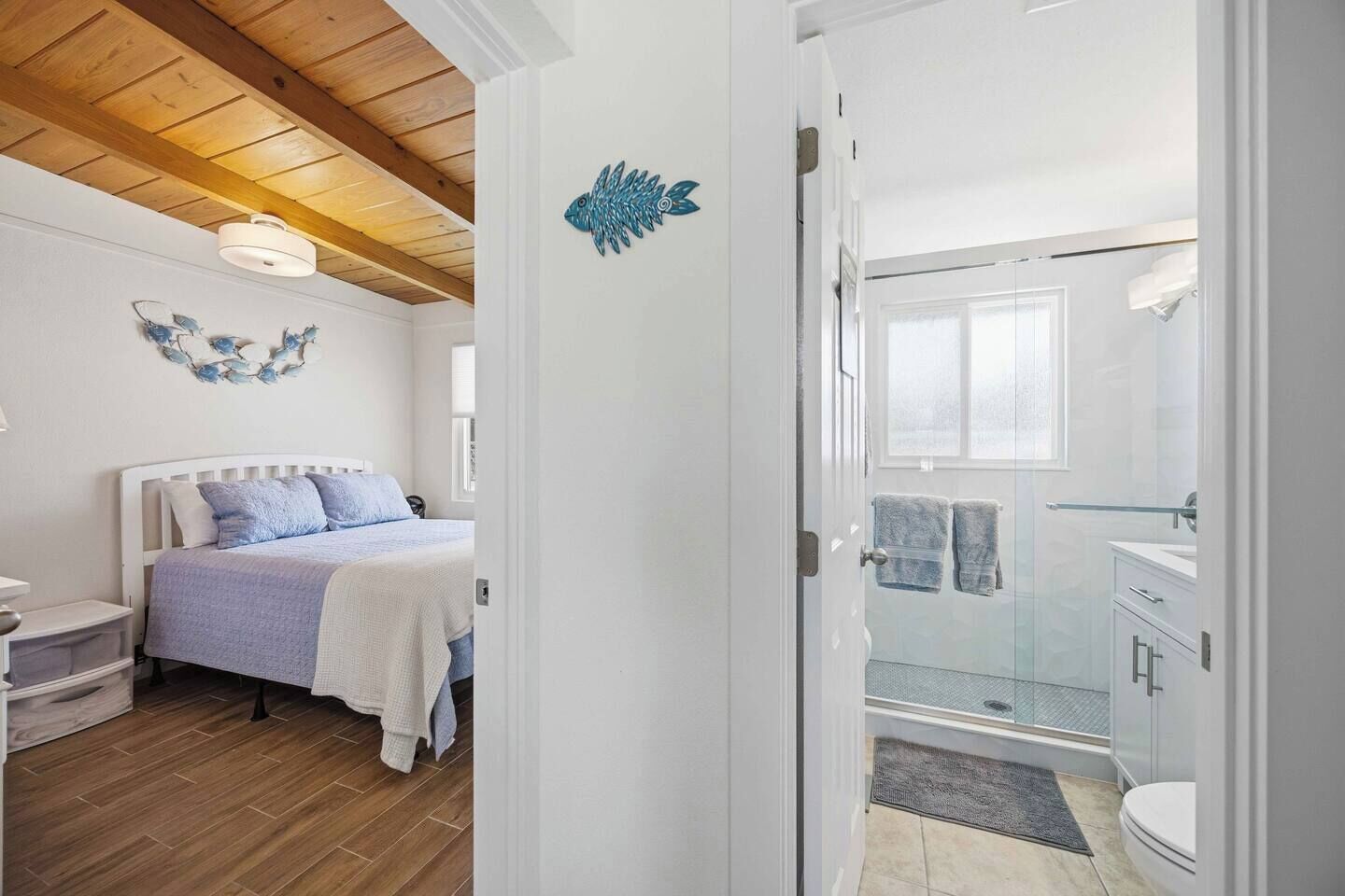 Une chambre à coucher avec un lit, une table de chevet et un élément de décoration murale.