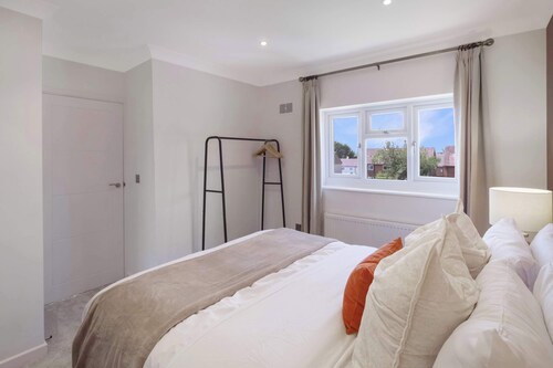 Stylish 3-Bed House, Driveway Parking & Garden
