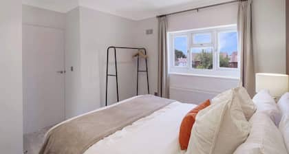 Stylish 3-Bed House, Driveway Parking & Garden