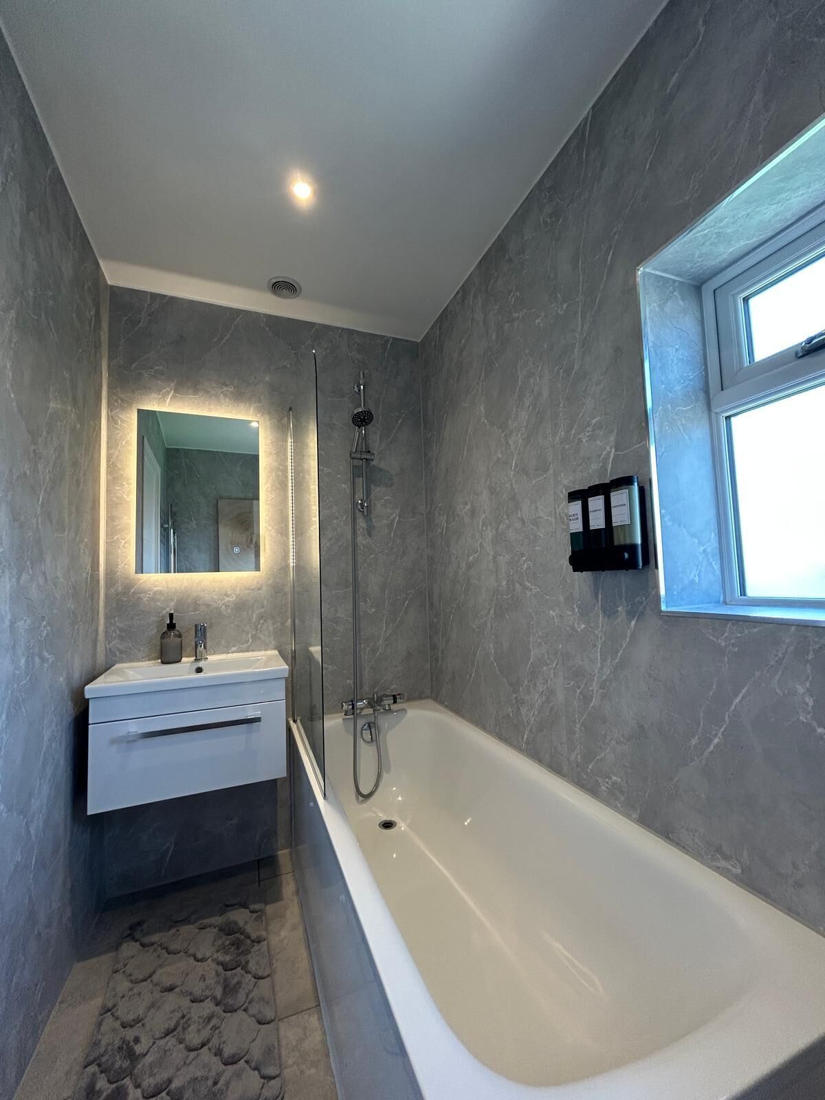 Een douche, een haardroger, shampoo
