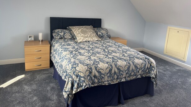 4 bedrooms, desk, iron/ironing board, WiFi (free)