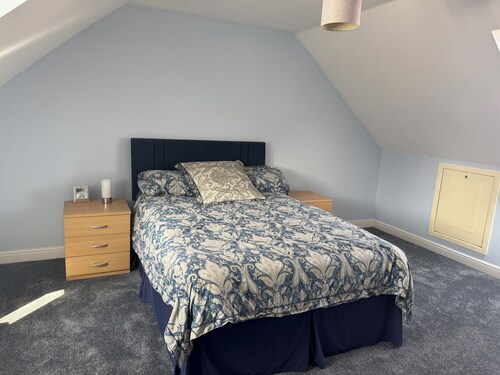 Beautiful home with hot tub and gym - 5 min from historical Chepstow Castle