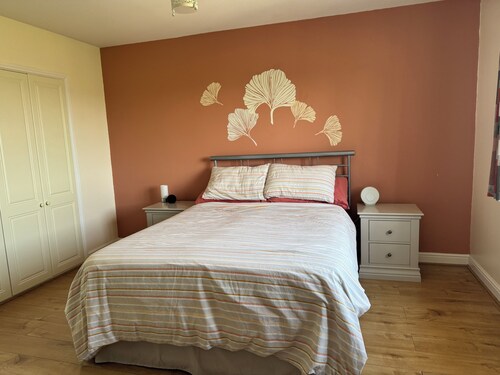 Beautiful home with hot tub and gym - 5 min from historical Chepstow Castle