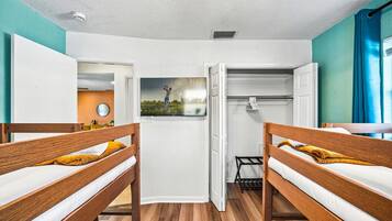 3 bedrooms, iron/ironing board, travel crib, WiFi (free)