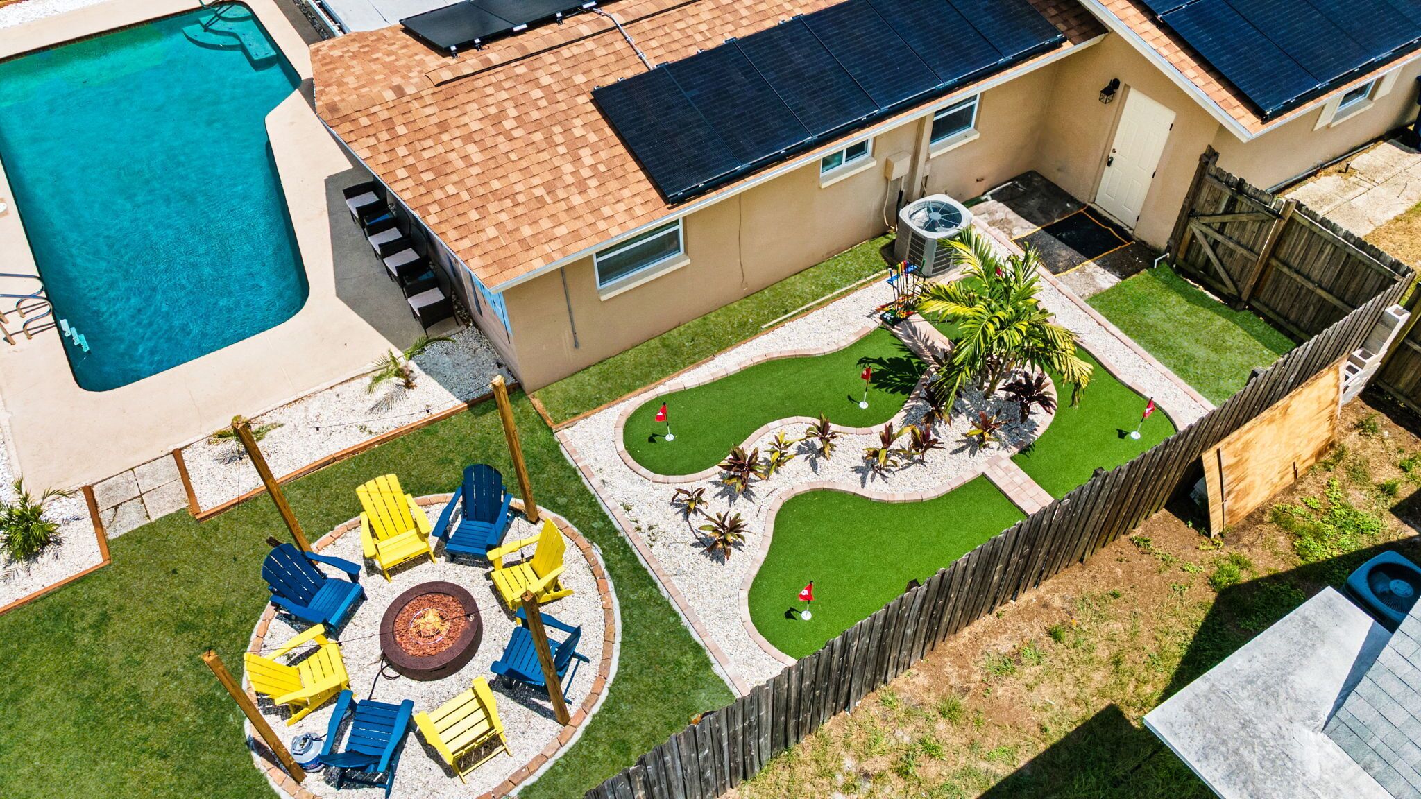Una piscina al aire libre, una piscina climatizada