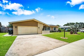 Exterior - 3BR Largo Pool Home w/ Fire Pit & Mini Golf (Largo)