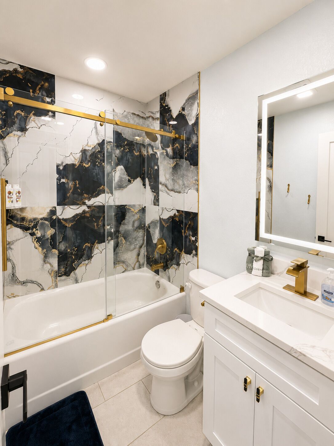 Une salle de bain avec une baignoire, des toilettes et un meuble-lavabo avec un miroir.