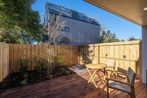 Outdoor dining - Secure Quiet CBD Christchurch Townhouse | Free Parking + EV (Christchurch)