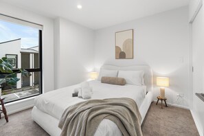 Iron/ironing board, travel cot, free WiFi, bed sheets - Secure Quiet CBD Christchurch Townhouse | Free Parking + EV (Christchurch)