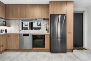 Wasserkocher mit Kaffee-/Teezubehör, Kühlschrank, Mikrowelle, Ofen