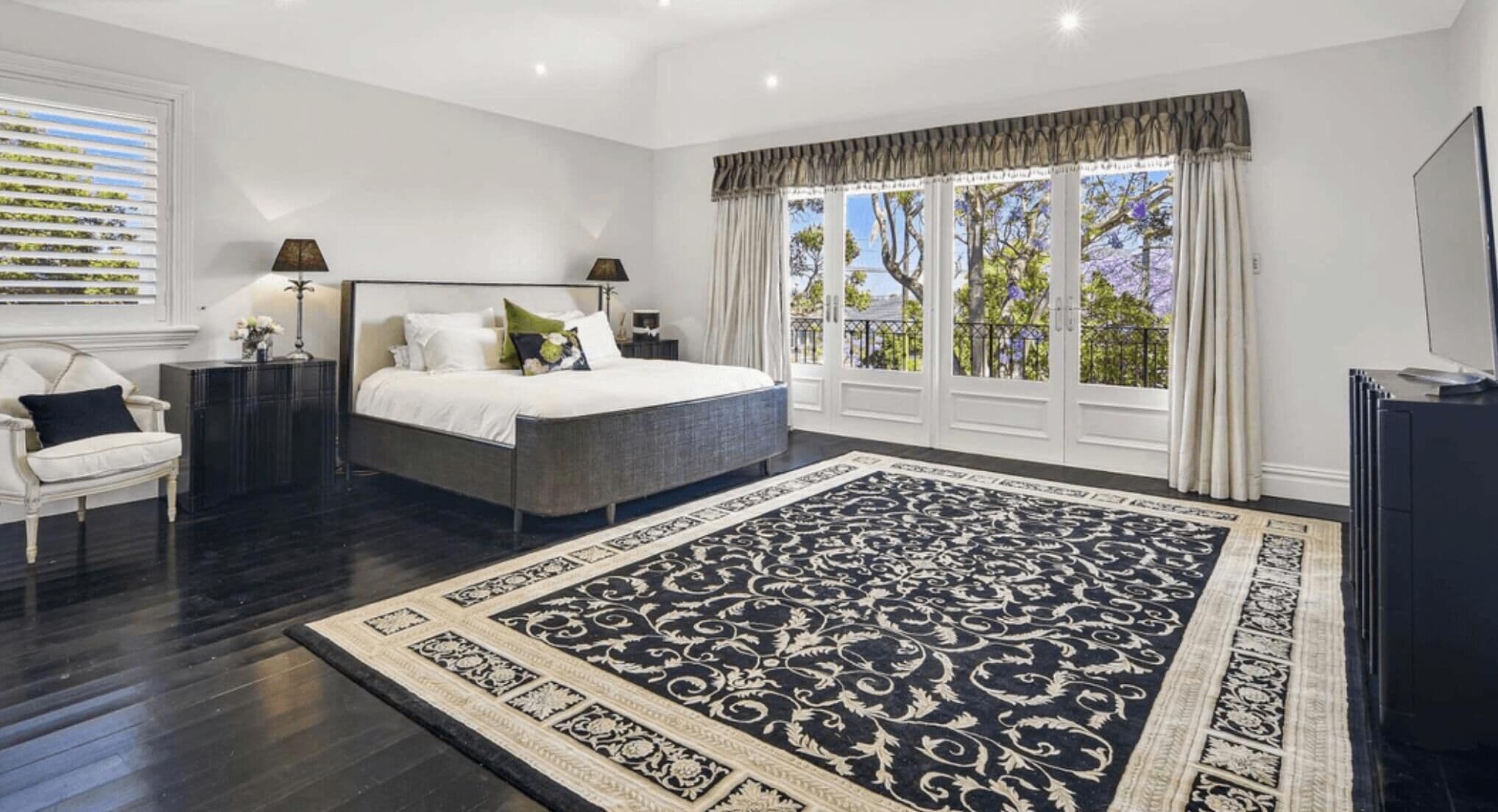 5 bedrooms, iron/ironing board, WiFi, bed sheets
