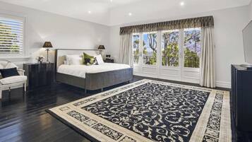 5 bedrooms, iron/ironing board, WiFi, bed sheets
