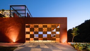 Un bâtiment moderne doté d’une façade en verre et d’un motif géométrique d’ouvertures.
