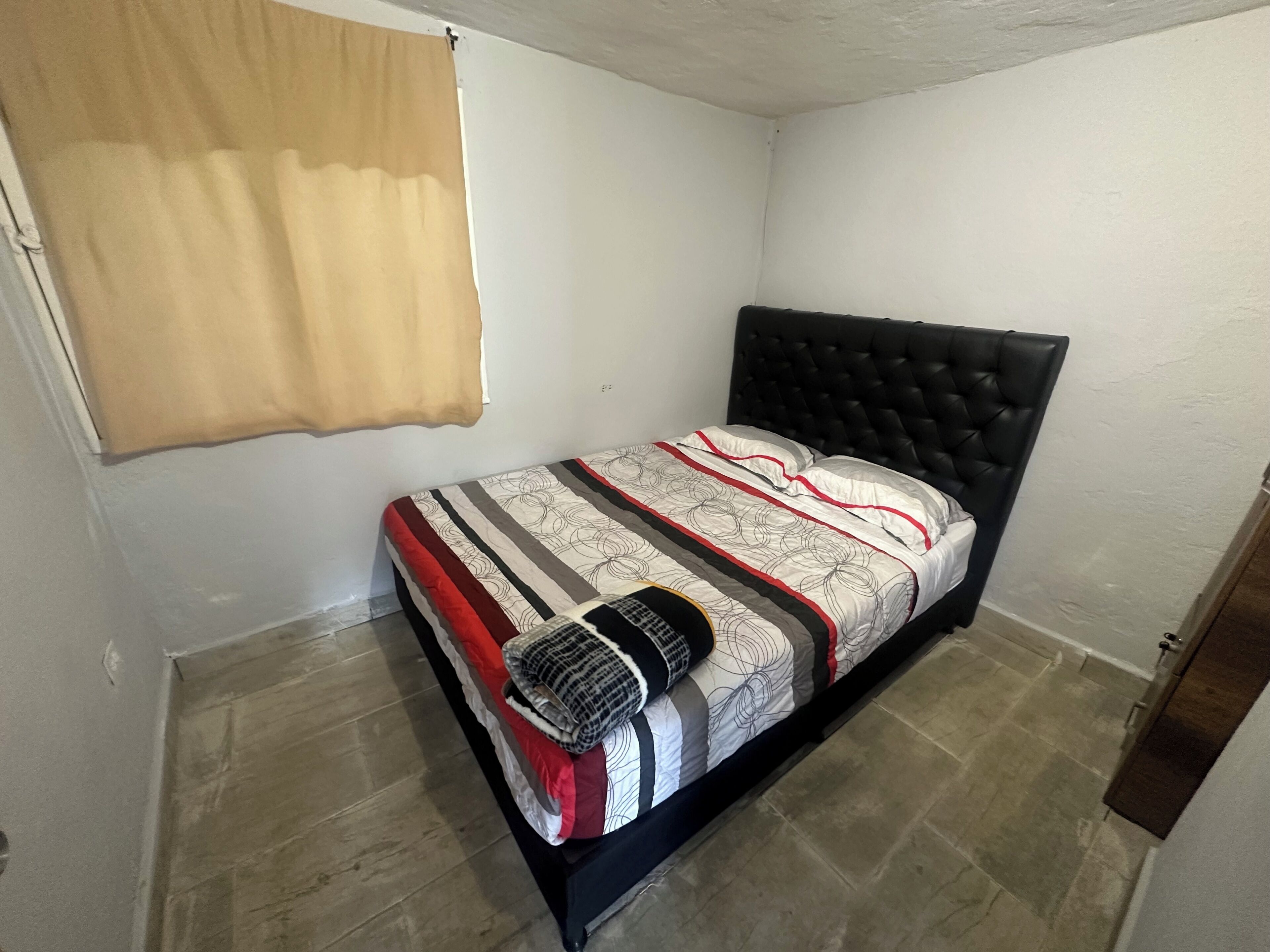 4 bedrooms, desk, WiFi, bed sheets