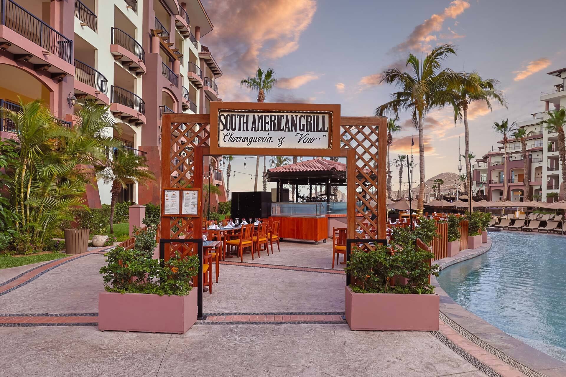 Eingang eines südamerikanischen Restaurants mit Außenbereich und Blick auf den Pool.