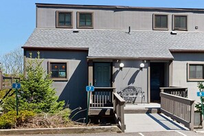 Exterior - Cozy 3BR Condo- Indoor Pool- Near Ski & Waterpark (Tannersville)