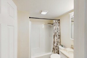 A bathroom with a shower, toilet, and sink. - Cozy 3BR Condo- Indoor Pool- Near Ski & Waterpark (Tannersville)