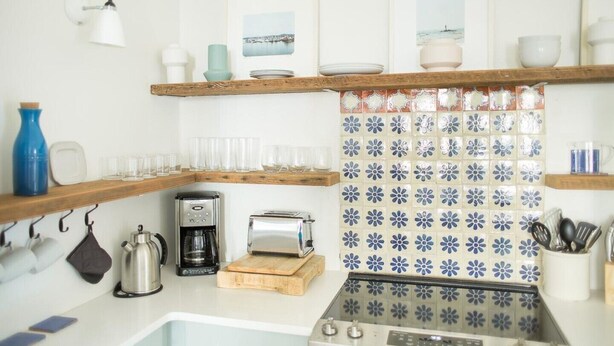 Wasserkocher mit Kaffee-/Teezubehör, Kühlschrank, Mikrowelle, Ofen