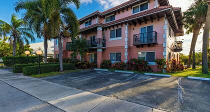 Poinciana by Avantstay 1 Block To Beach Walk To Shops + Dining Pet Friendly
