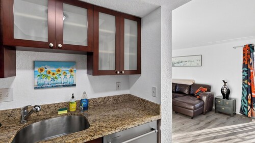 Poinciana by Avantstay 1 Block To Beach Walk To Shops + Dining Pet Friendly