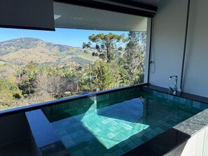 A private outdoor hot tub with a view of a mountainous landscape. - Deusmideu Refuge (São Bento do Sapucaí)