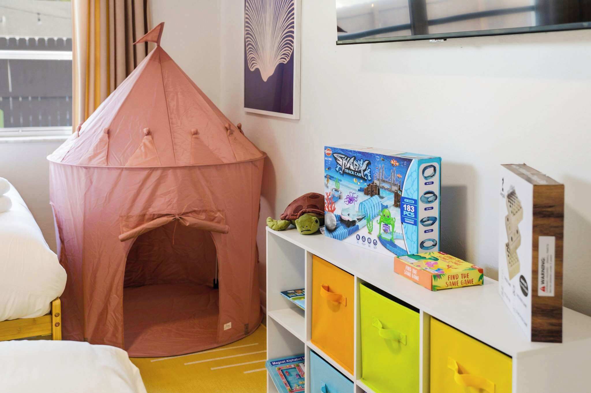 4 bedrooms, desk, iron/ironing board, travel cot