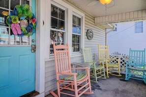 A porch with rocking chairs and a welcome wreath. - Ocean Gem (North Myrtle Beach)
