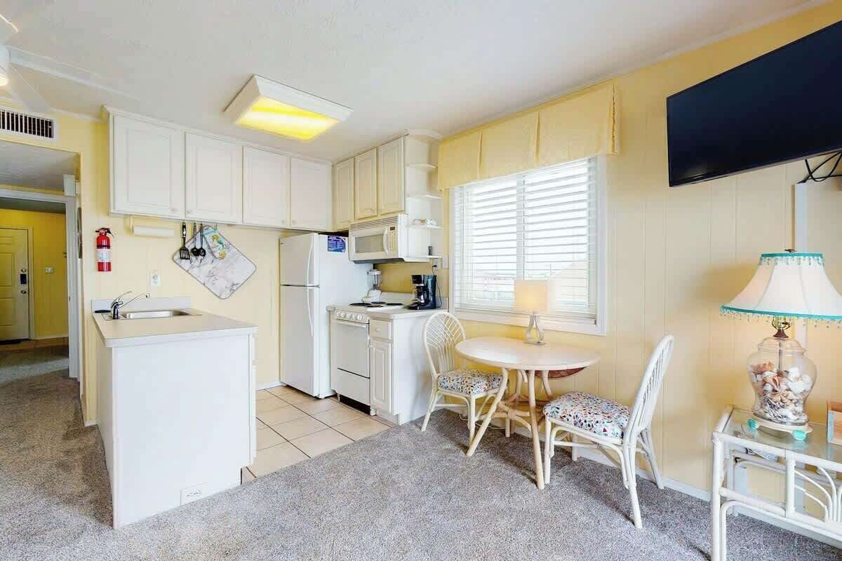 Coffee/tea maker, fridge, microwave, oven