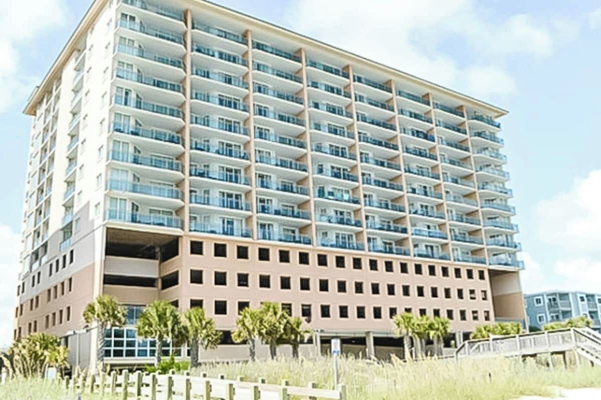 Ein mehrstöckiges Hotel mit Balkonen, einer glatten Fassade und einem ehrfurchtgebietenden Eingangsbereich.