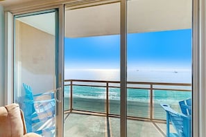 Ein Balkon mit Blick aufs Meer.