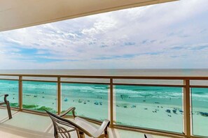 Uma varanda com vista para a praia e o oceano.
