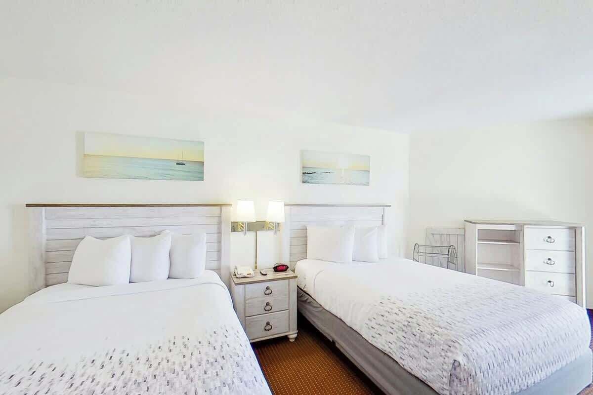 Tabla de planchar con plancha, wifi, ropa de cama