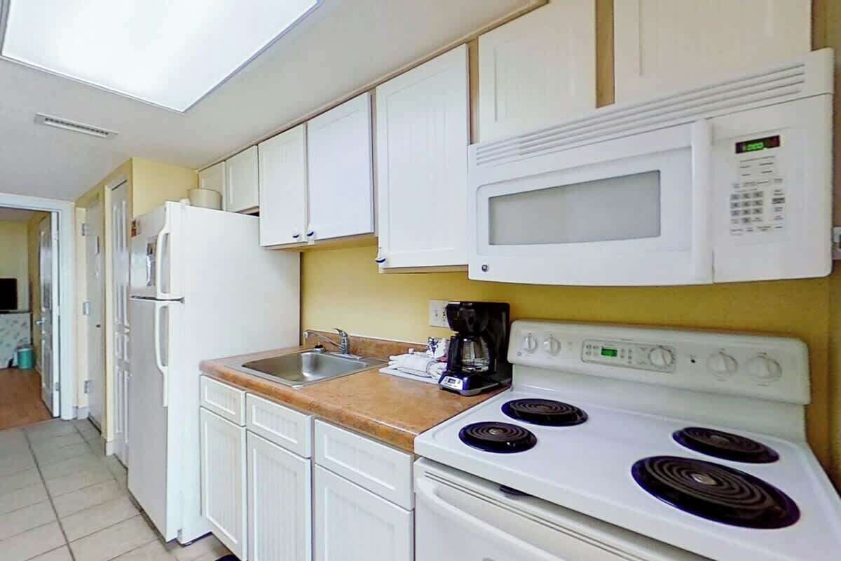 Coffee/tea maker, fridge, microwave, oven