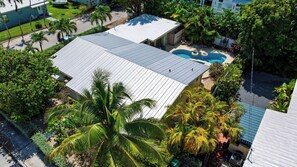 Una proprietà residenziale con piscina, immersa nel verde e palme.
