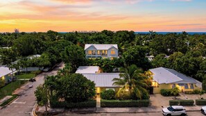 A residential area with houses surrounded by lush greenery, a clear sky, and a sunset. - Buttonwood Corner by Avantstay Midtown Key West Private Pool + Tropical Patio Near Beaches (Key West)