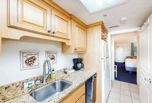 Coffee/tea maker, fridge, microwave, oven - Bay Watch Resort 0534 (North Myrtle Beach)