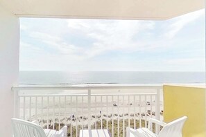 Ein Balkon mit Blick auf den Strand und den Ozean.