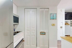 Coffee/tea maker, fridge, microwave, oven - Bay Watch Resort 0910 (North Myrtle Beach)