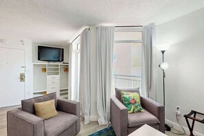 TV, DVD player, offices - Bay Watch Resort 0910 (North Myrtle Beach)