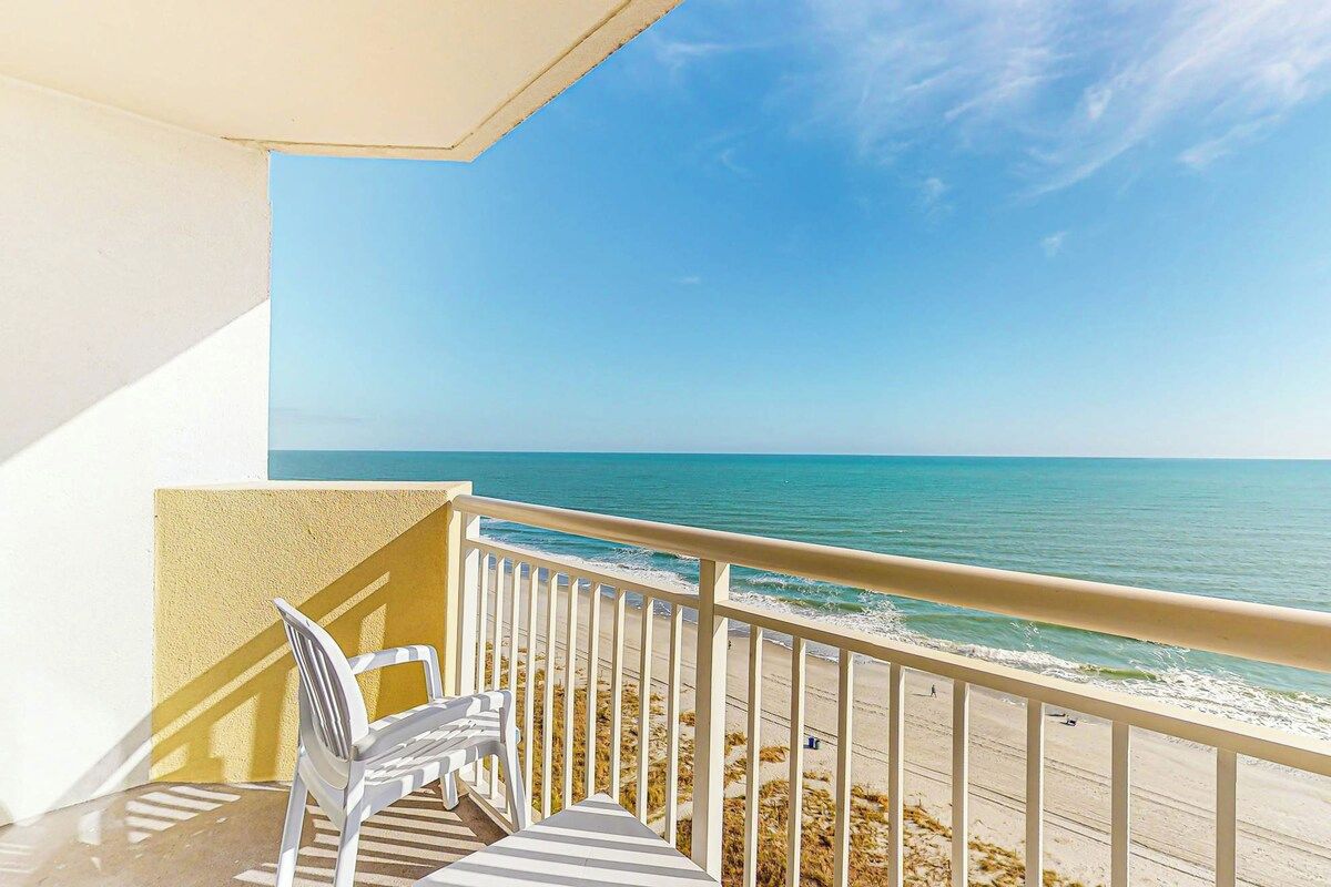 Een balkon met uitzicht op het strand en de oceaan.