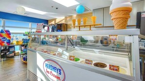 Uma loja de sorvetes Hershey's com vitrine, cones de sorvete e diversos sabores.