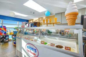 Ein Hershey's Eiscafe mit einer Kühlvitrine, Eisbechern und verschiedenen Sorten.