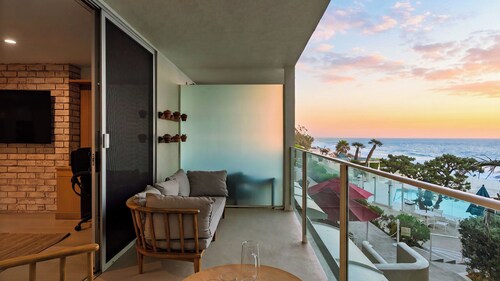 Carbon & Coast by Avantstay Beachfront 2BR + Shared Pool & Spa On the Sand