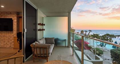 Carbon & Coast by Avantstay Beachfront 2BR + Shared Pool & Spa On the Sand