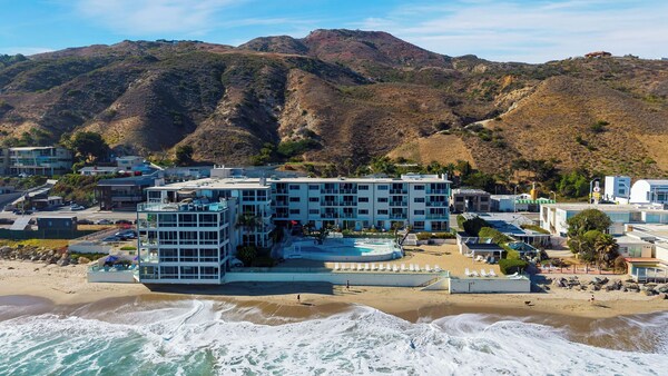 Carbon & Coast By Avantstay Beachfront 2br + Shared Pool & Spa On The Sand - Malibu, CA