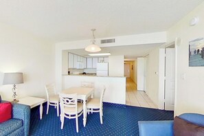 Een knus woongedeelte met een eethoek, kitchenette en een kleine zithoek.