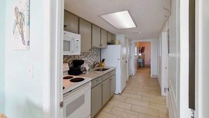 Private kitchen - Bay Watch Resort 1906 (North Myrtle Beach)