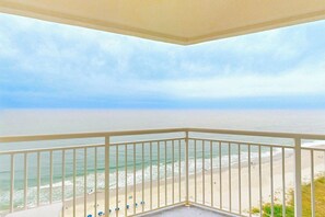 A balcony with a view of a beach and ocean. - Bay Watch Resort 1921 (North Myrtle Beach)