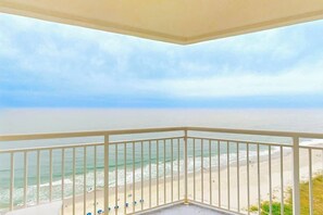 A balcony with a view of a beach and ocean. - Bay Watch Resort 1921 (North Myrtle Beach)