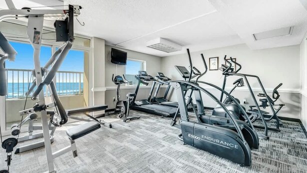 Ett gym med löpband, crosstrainers och styrketräningsmaskiner.